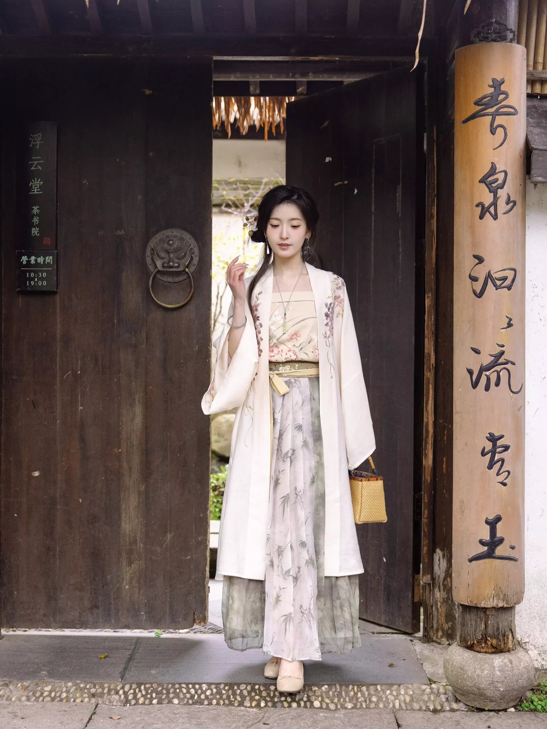 The Loose-fitting,Medium-length Sleeve Cheongsam:A Blend of Tradition and Modern Comfort The Loose-fitting,Medium-length Sleeve Cheongsam:A Blend of Tradition and Modern Comfort