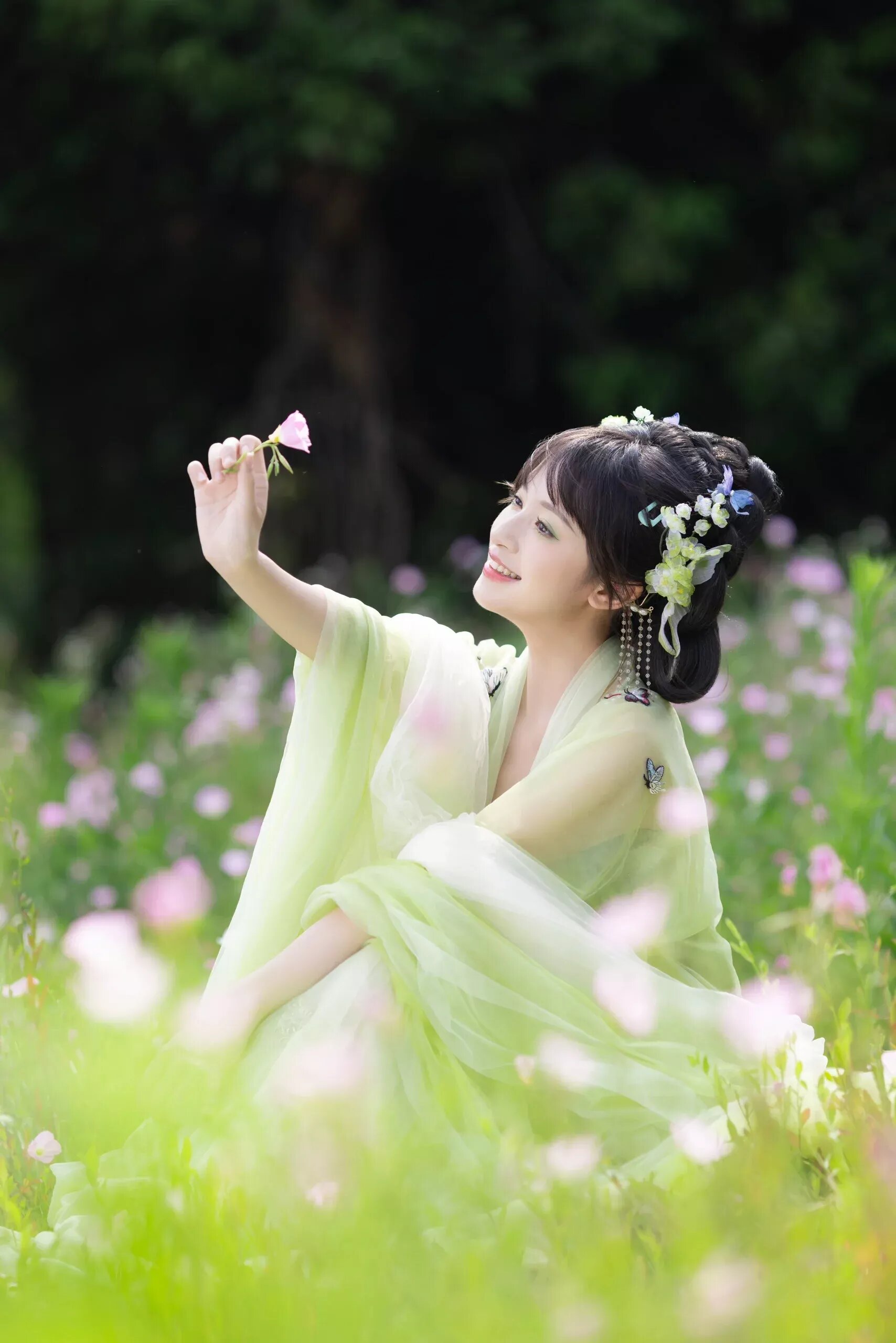 The Embracing Charm of Qipaos Tight-fitting and Waist-cinching Design The Embracing Charm of Qipaos Tight-fitting and Waist-cinching Design
