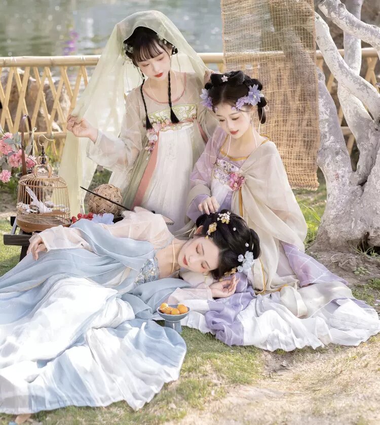 The Ethereal Beauty of Hair Bands and Ancient Chinese-Style Robes in Modern Fashion The Ethereal Beauty of Hair Bands and Ancient Chinese-Style Robes in Modern Fashion