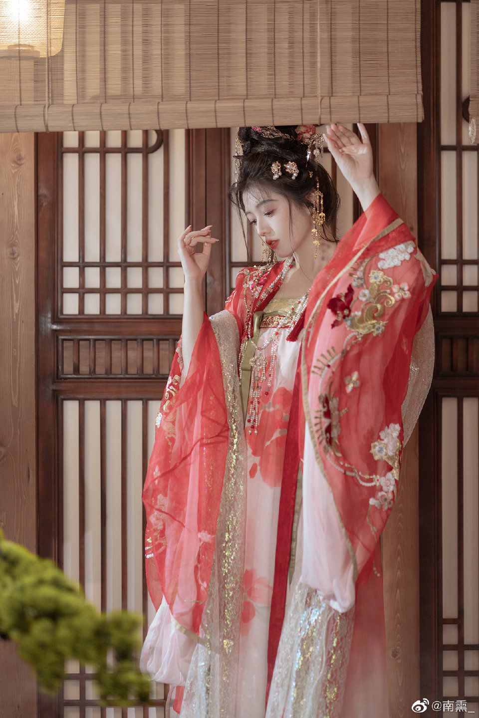 Reinventing the Traditional:Girls Hanfu in Modern Chinese Fashion Reinventing the Traditional:Girls Hanfu in Modern Chinese Fashion