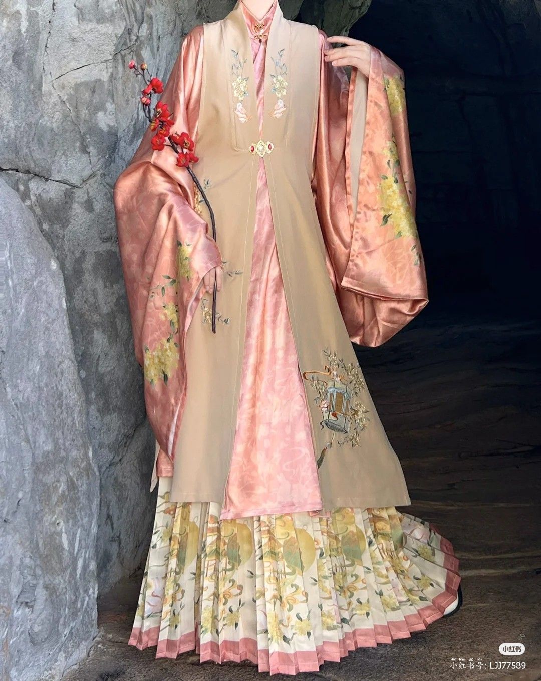 Maternal-Child Qipao Fashion Fusion:Embracing Traditional Elegance in Modern Mother-Daughter Attire Maternal-Child Qipao Fashion Fusion:Embracing Traditional Elegance in Modern Mother-Daughter Attire