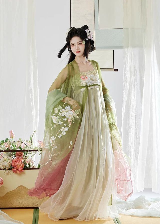 A 12-Year-Old Girls Tang-Style Hanfu Fashion in Summer A 12-Year-Old Girls Tang-Style Hanfu Fashion in Summer
