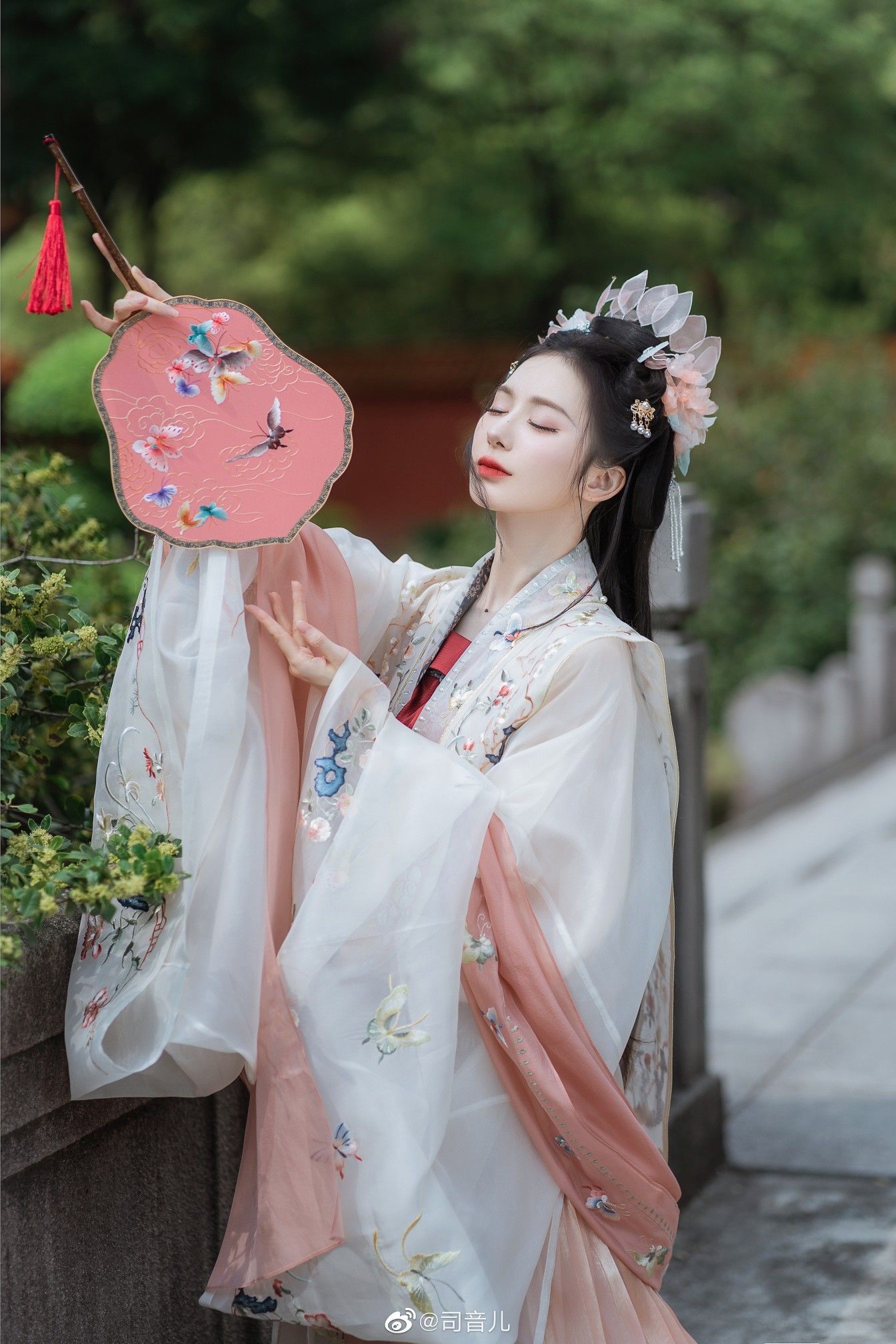 The Rise of Hanfu Fashion:Zhou Yes Vision of Traditional Elegance The Rise of Hanfu Fashion:Zhou Yes Vision of Traditional Elegance