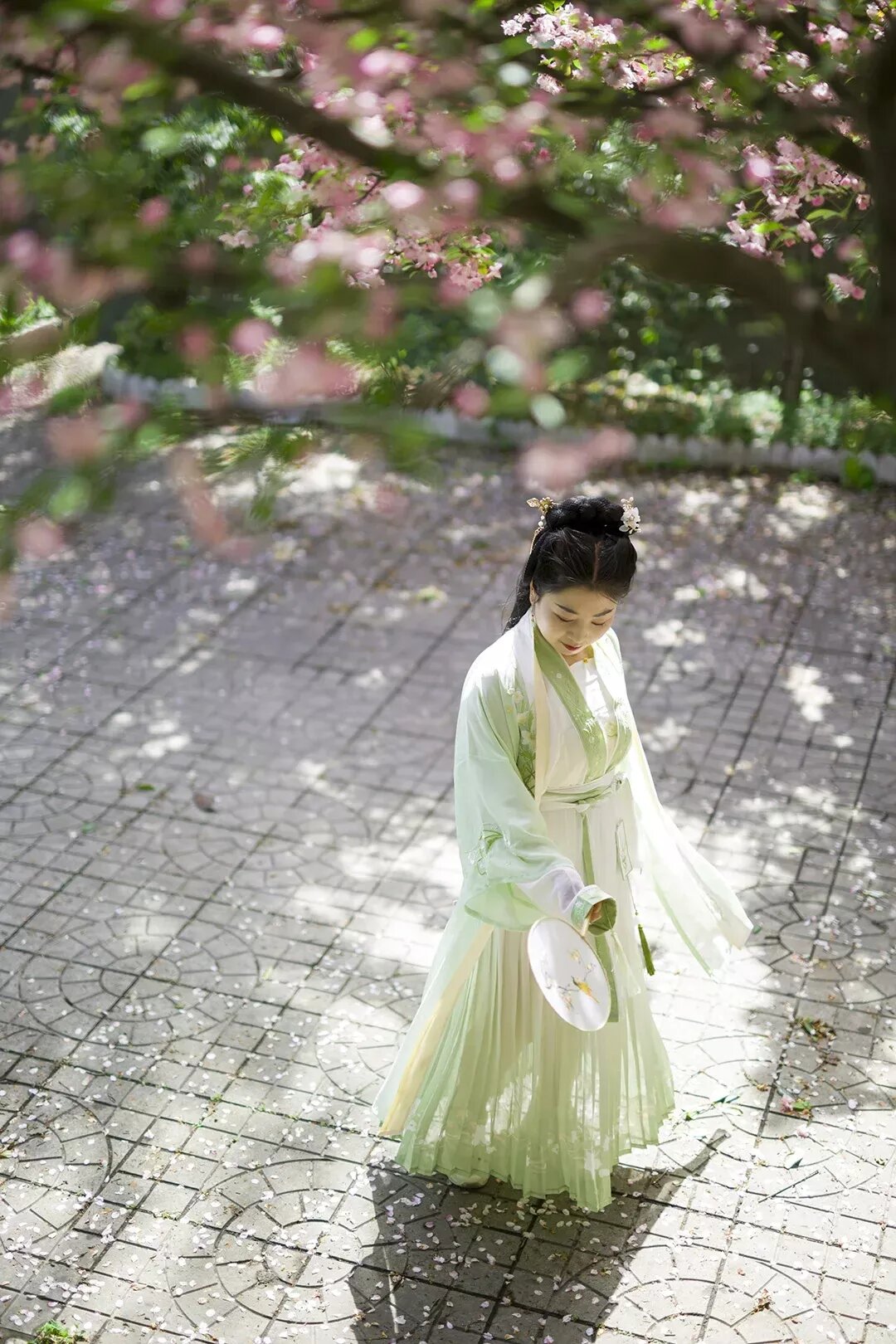 Reimagining Traditional Tangzhuang:Modernizing Chinese Heritage Clothing Reimagining Traditional Tangzhuang:Modernizing Chinese Heritage Clothing