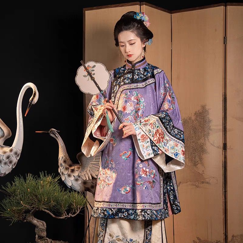 The Intricacies of Button Plackets and Fringes in Traditional Cheongsam Design The Intricacies of Button Plackets and Fringes in Traditional Cheongsam Design
