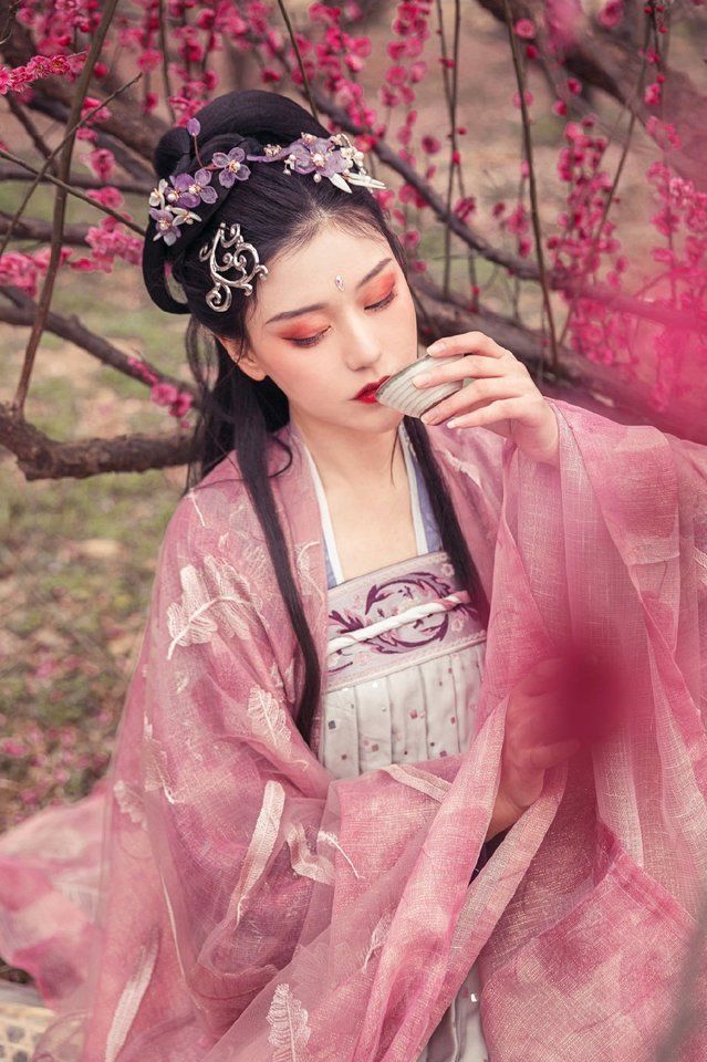 The Charm of Girls Cheongsam with Checkered Patterns The Charm of Girls Cheongsam with Checkered Patterns