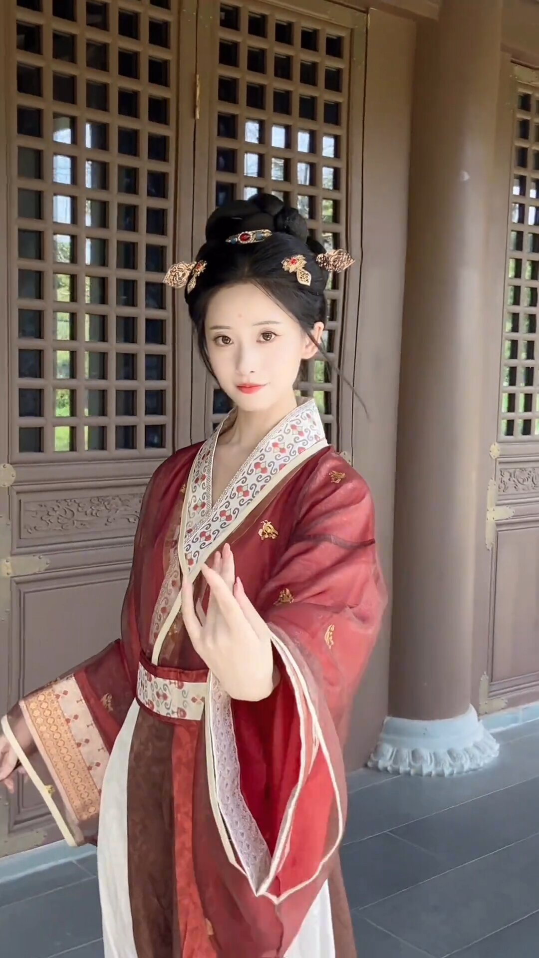 Embracing Elegance:The New高端丝绒 Flag-Bearing Cheongsam Collection Embracing Elegance:The New高端丝绒 Flag-Bearing Cheongsam Collection