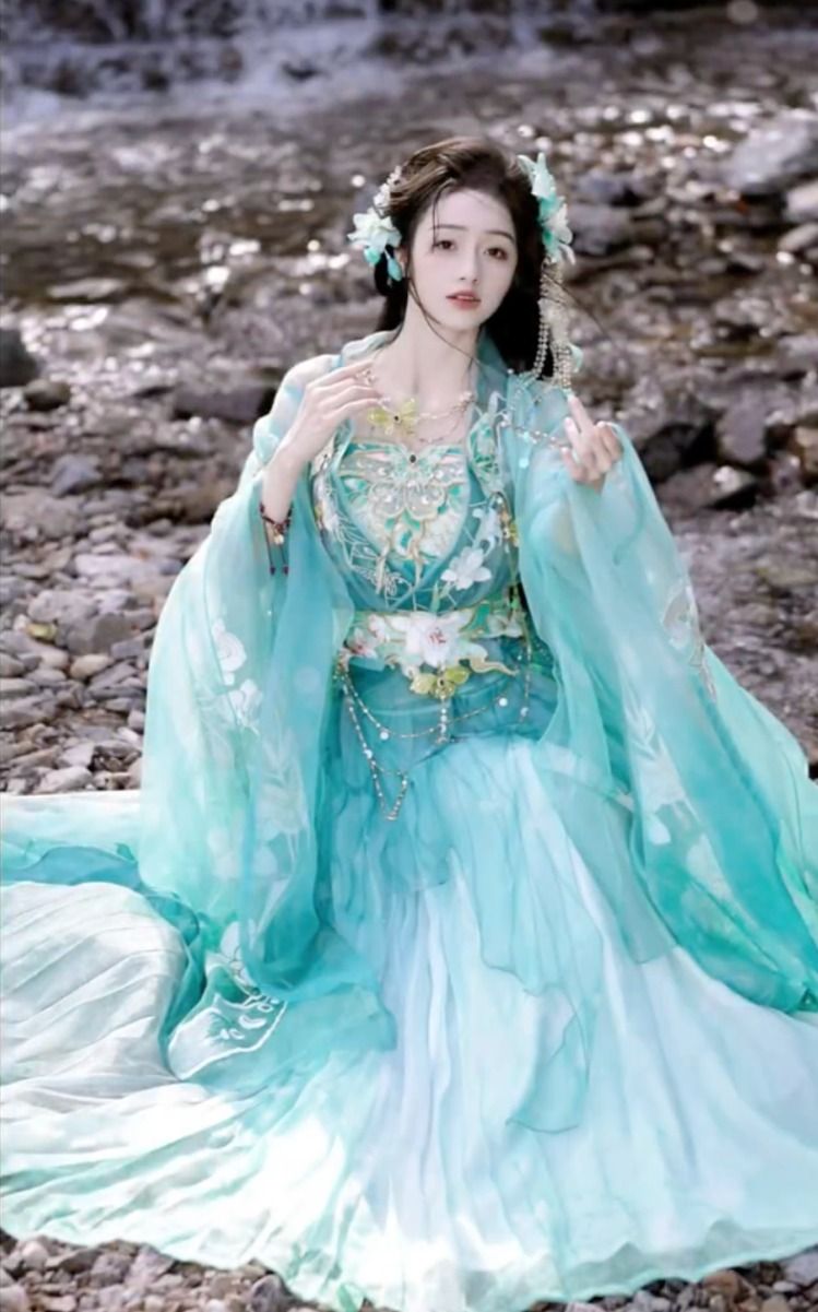 Winter Fashion for Petite Women in Traditional Hanfu Costumes Winter Fashion for Petite Women in Traditional Hanfu Costumes