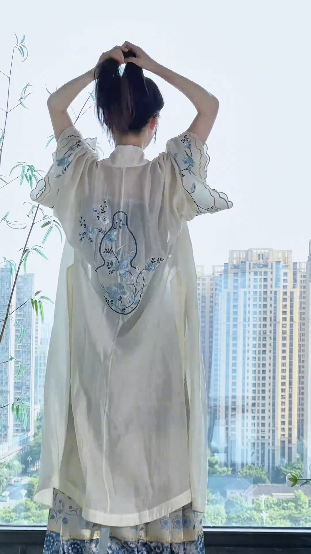 Southern Splendor:The Cultural Revival of Hanfu in the Realm of Fish and Splendidry Southern Splendor:The Cultural Revival of Hanfu in the Realm of Fish and Splendidry