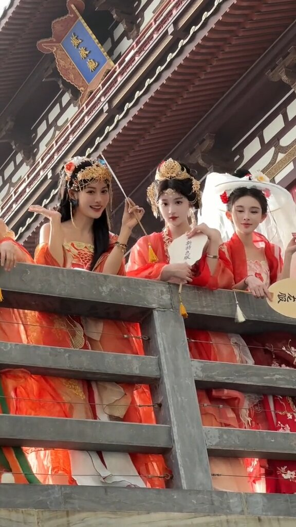 The Versatile Charm of Hanfu Skirts:A Guide to Fashionable Hanfu Dressing The Versatile Charm of Hanfu Skirts:A Guide to Fashionable Hanfu Dressing