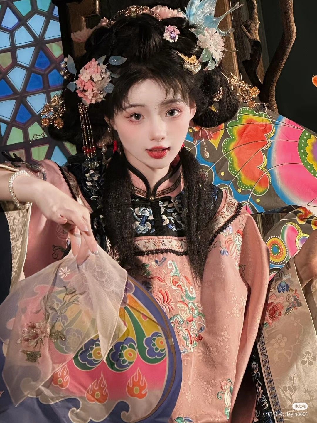 Embracing Tradition in a Golden Silk Velvet Short-sleeved Cheongsam Embracing Tradition in a Golden Silk Velvet Short-sleeved Cheongsam