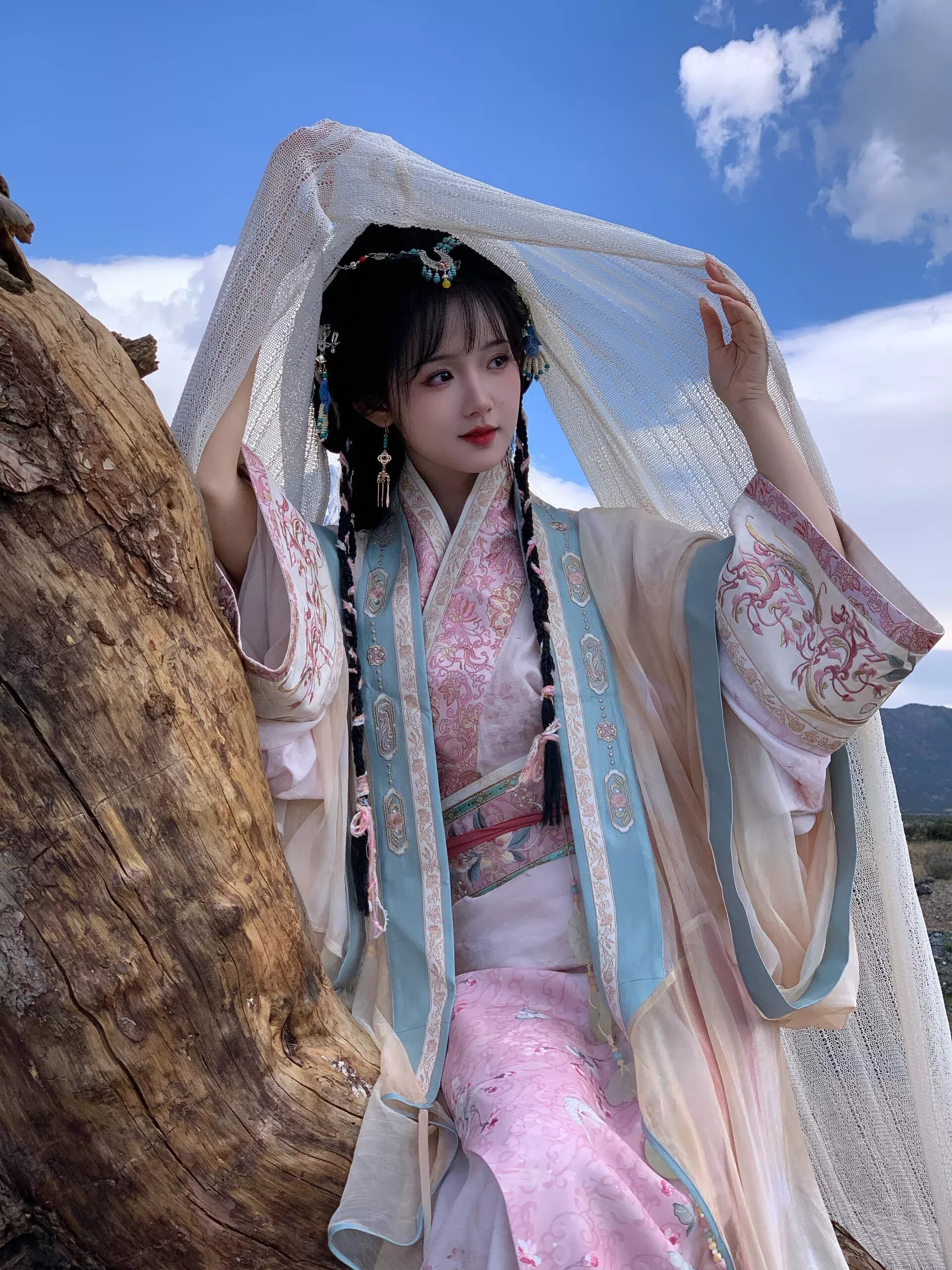 Elaborate Craftsmanship in a Horseface Skirt and Jacket Elaborate Craftsmanship in a Horseface Skirt and Jacket