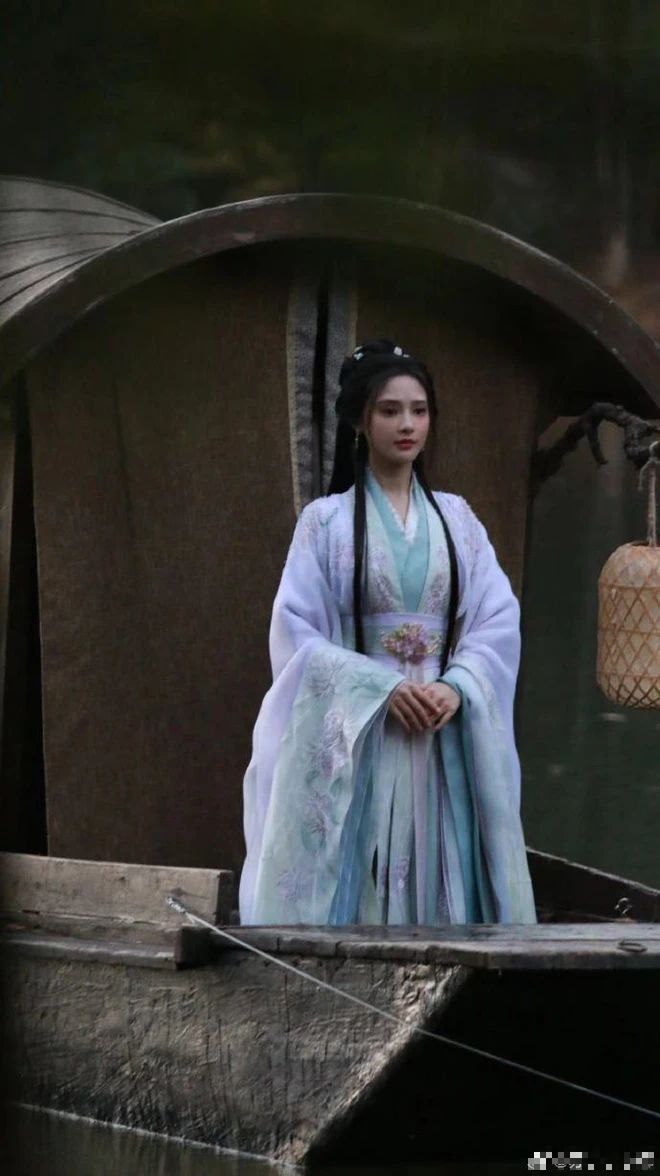 Reimagining the Cheongsam:A Modern,Youthful Version for the Petite Figure Reimagining the Cheongsam:A Modern,Youthful Version for the Petite Figure