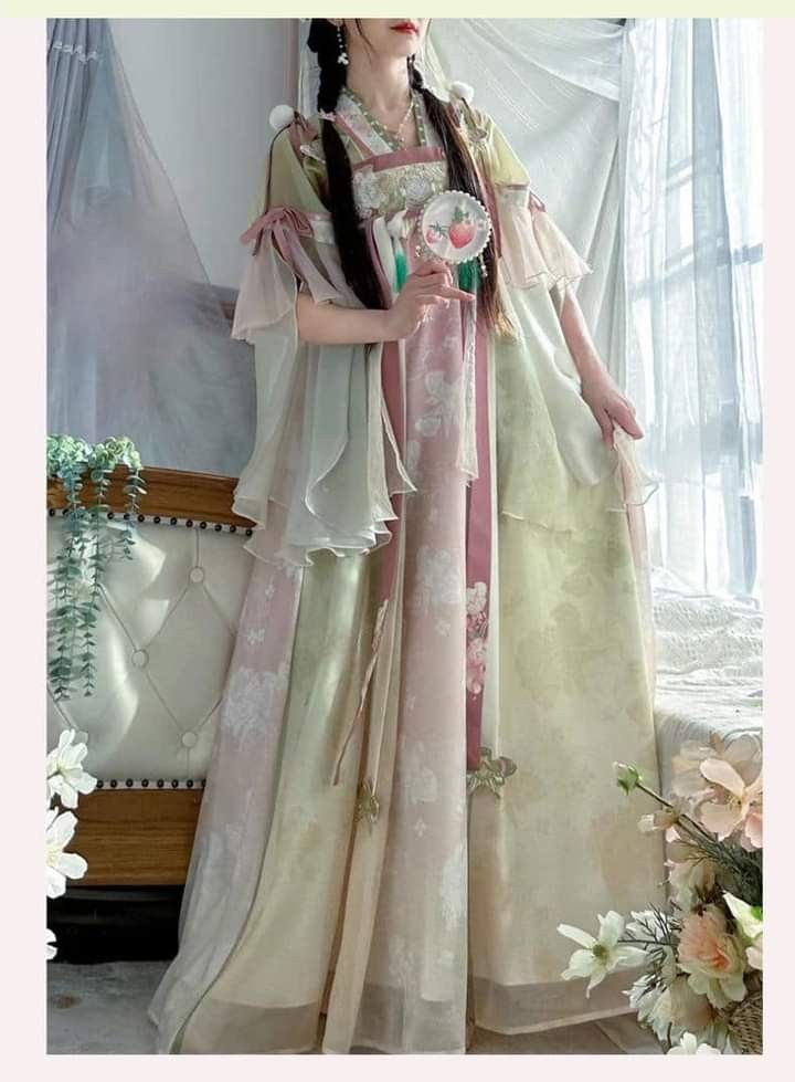 The Enigma of Black Cheongsam:The Elegance of Long-Style Qipao The Enigma of Black Cheongsam:The Elegance of Long-Style Qipao