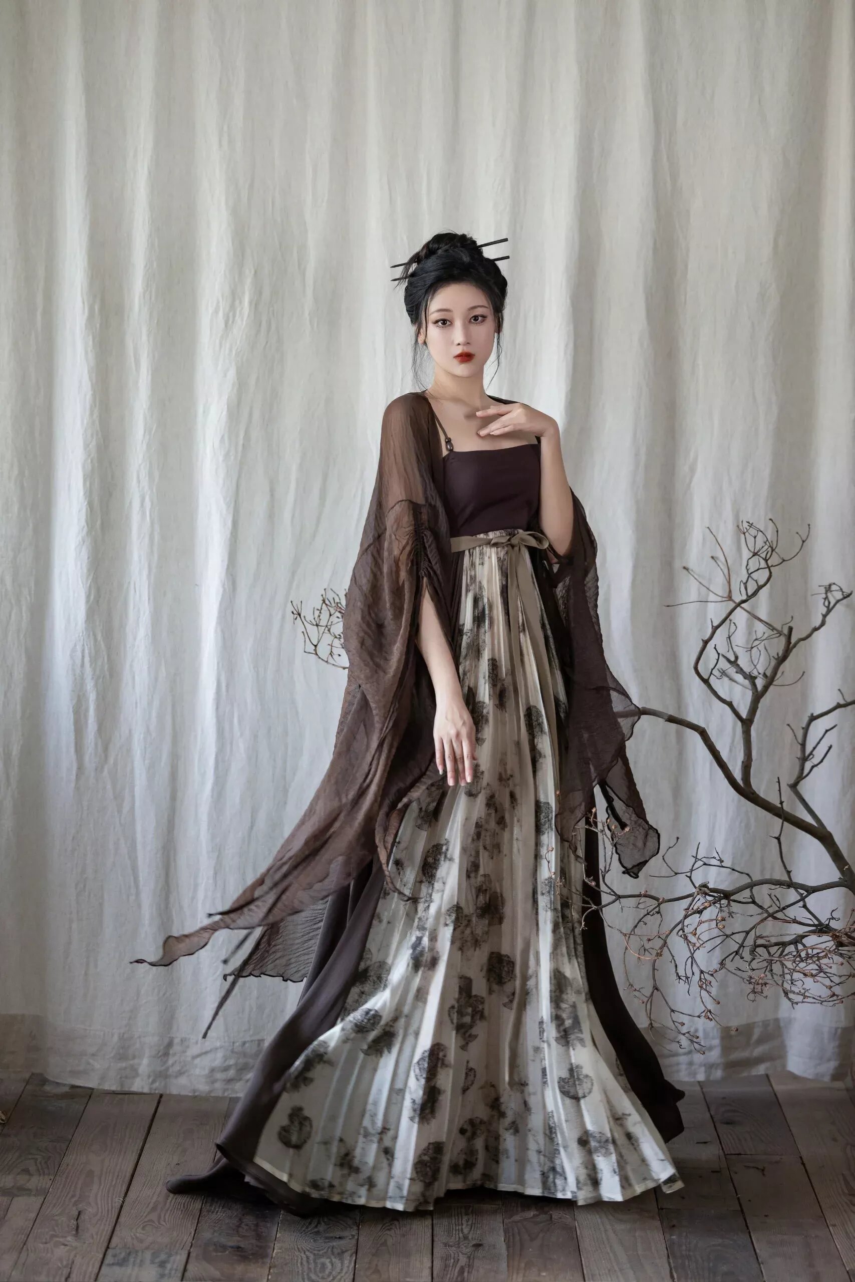 The Splendor of a Horseface Skirt:Purple Embroidery with Gold Threads The Splendor of a Horseface Skirt:Purple Embroidery with Gold Threads