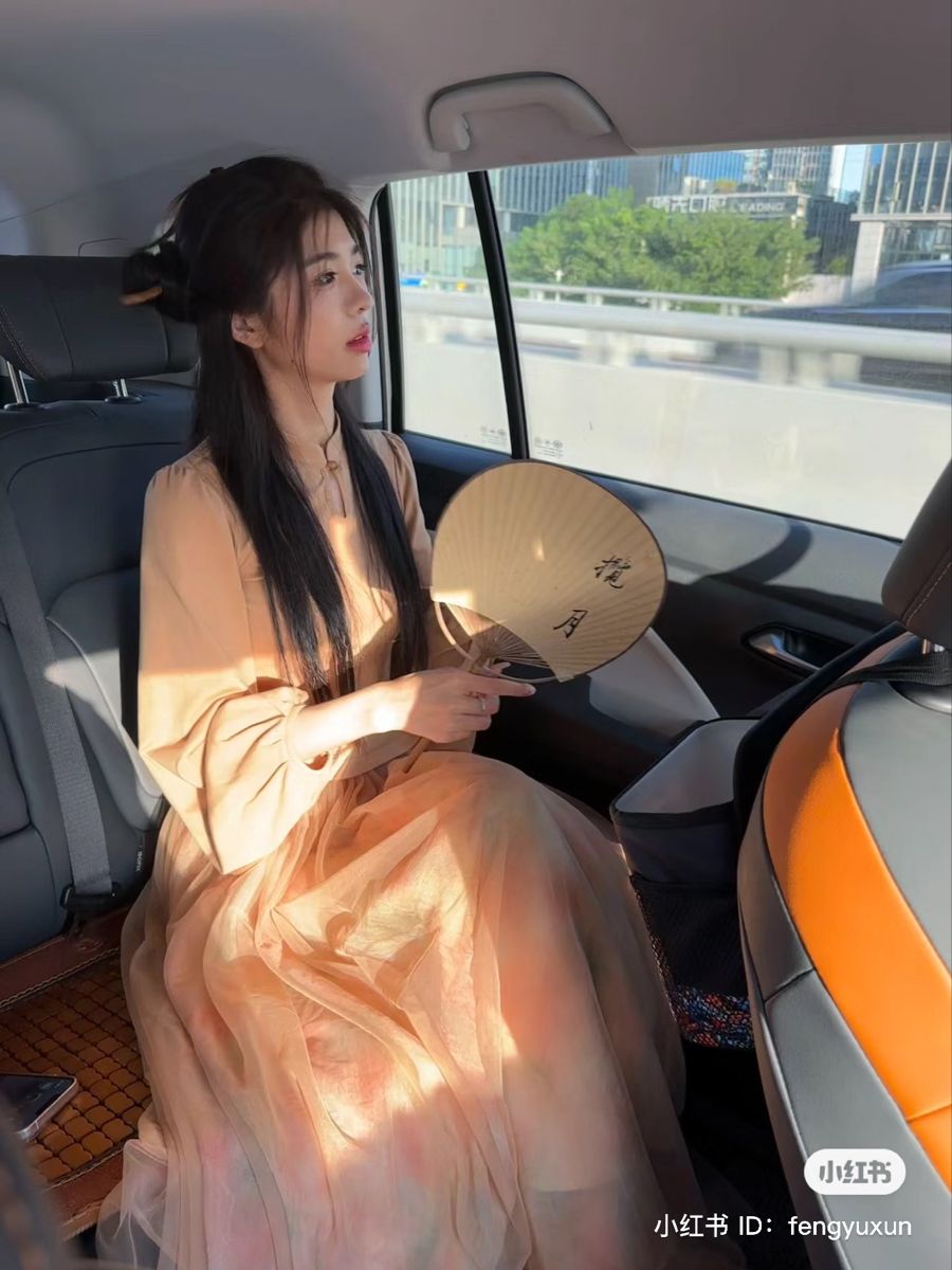 The Splendor of Dunhuang:White Hanfu with Flying Apsaras Design The Splendor of Dunhuang:White Hanfu with Flying Apsaras Design