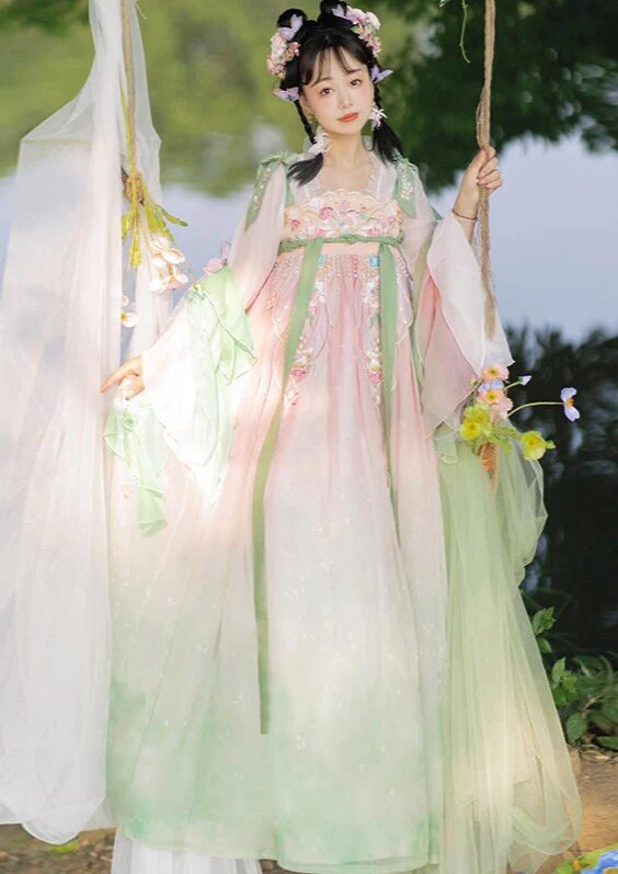 Reimagining the Cheongsam as a Modern Light Wedding Dress:A Blend of Tradition and Modernity Reimagining the Cheongsam as a Modern Light Wedding Dress:A Blend of Tradition and Modernity