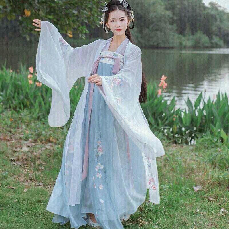 Elegant Girl in Traditional Chinese Fashion:The Rise of High-End Hanfu for Young Girls Elegant Girl in Traditional Chinese Fashion:The Rise of High-End Hanfu for Young Girls
