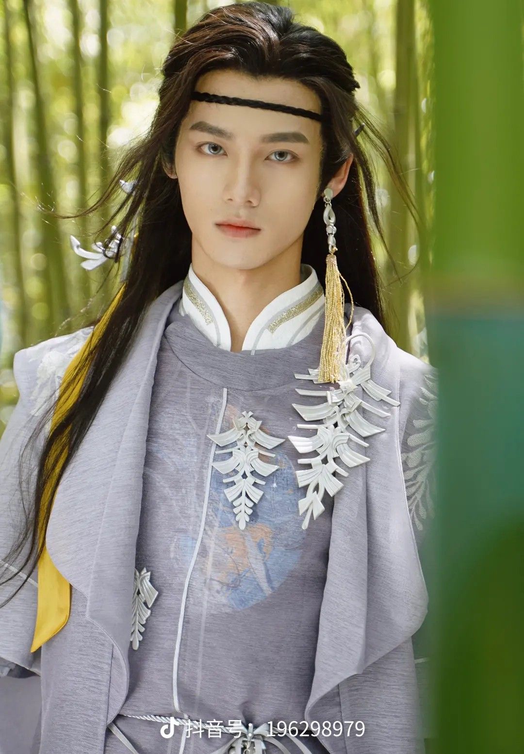 Embracing the Elegance of Cheongsam with Traditional Headwear Embracing the Elegance of Cheongsam with Traditional Headwear