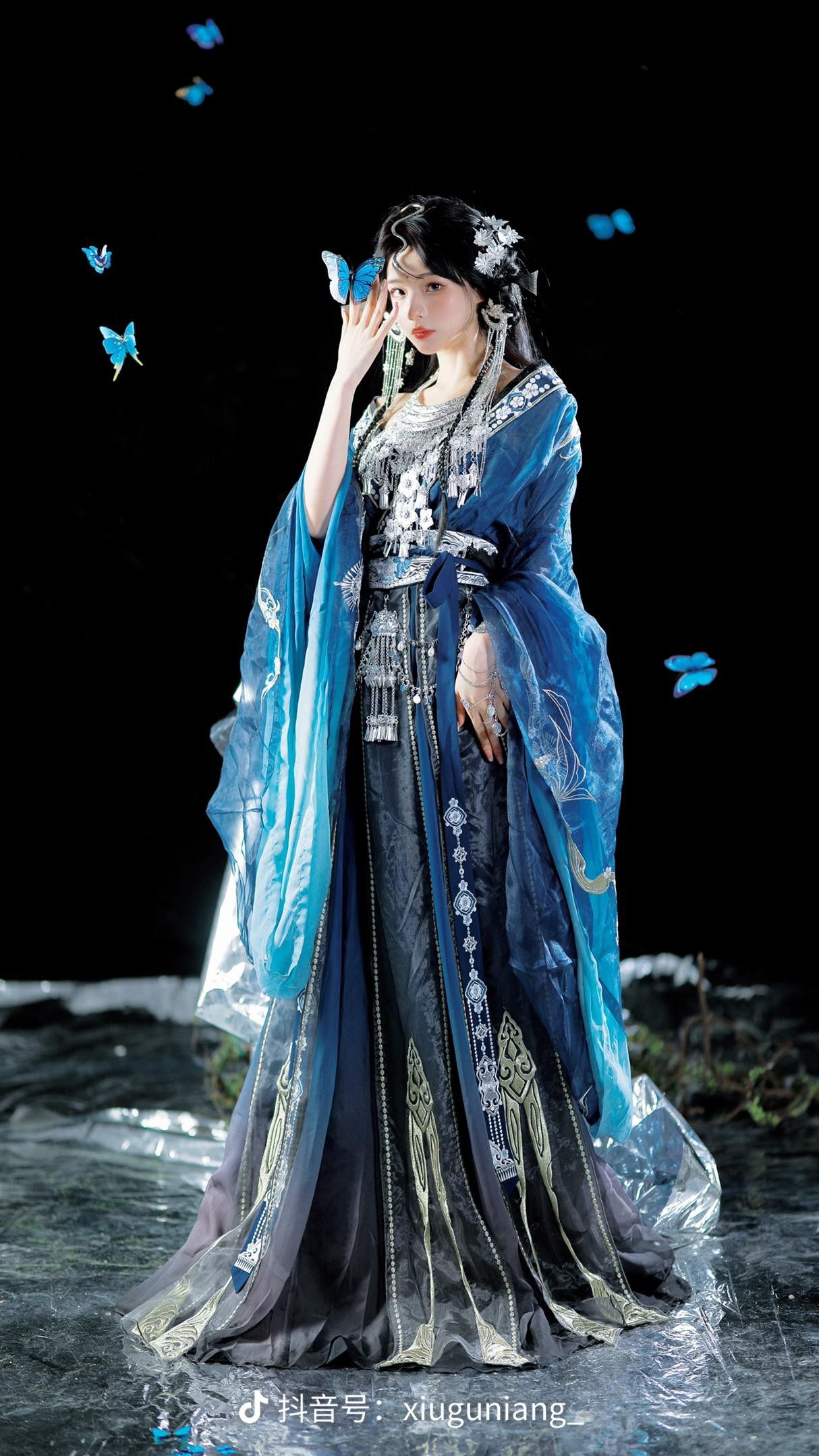 Phoenix Nestles in Hanfu:The Story of Dragon Mother Phoenix Nestles in Hanfu:The Story of Dragon Mother