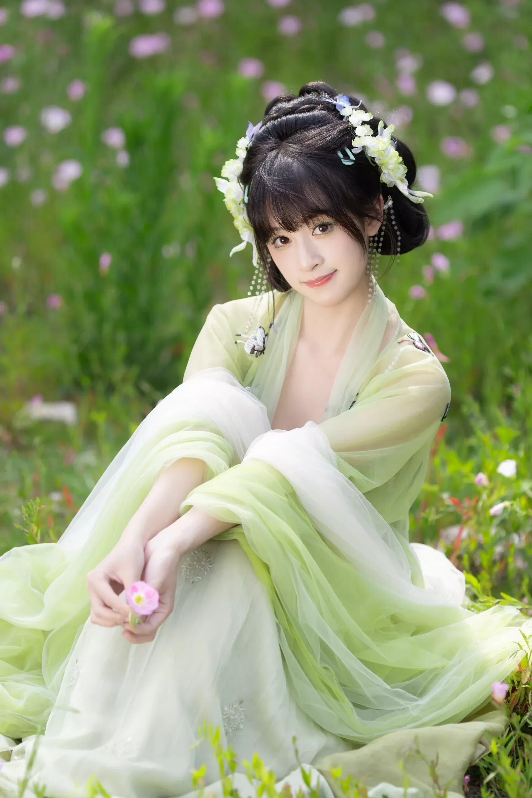 Summer Elegance of a Super-Fairy Hanfu Girl Summer Elegance of a Super-Fairy Hanfu Girl