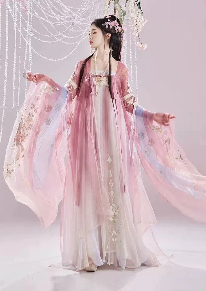 The Little Girl in a Cheongsam:A Recitation of Cultural Splendor The Little Girl in a Cheongsam:A Recitation of Cultural Splendor