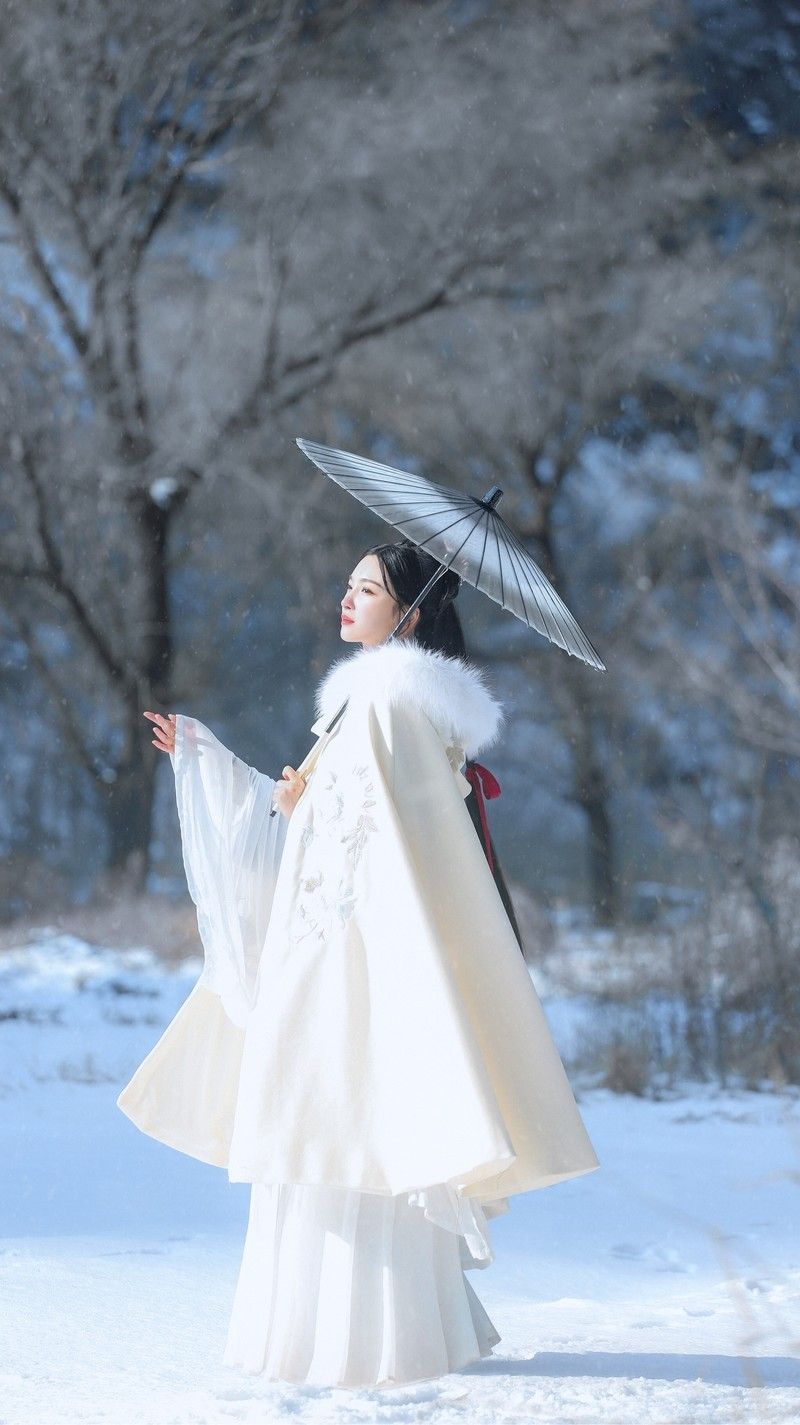 The Elegant Combination of a Horseface Skirt with a High-End Top The Elegant Combination of a Horseface Skirt with a High-End Top