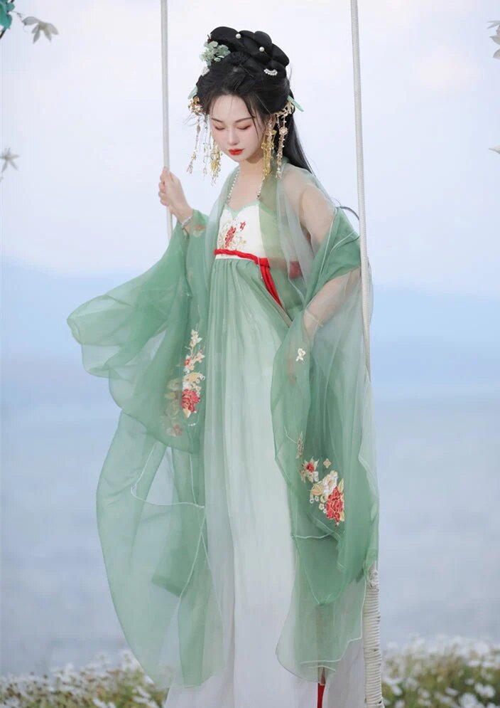 Winter-Style Thickened Long Cheongsam:A Blend of Tradition and Modern Comfort Winter-Style Thickened Long Cheongsam:A Blend of Tradition and Modern Comfort