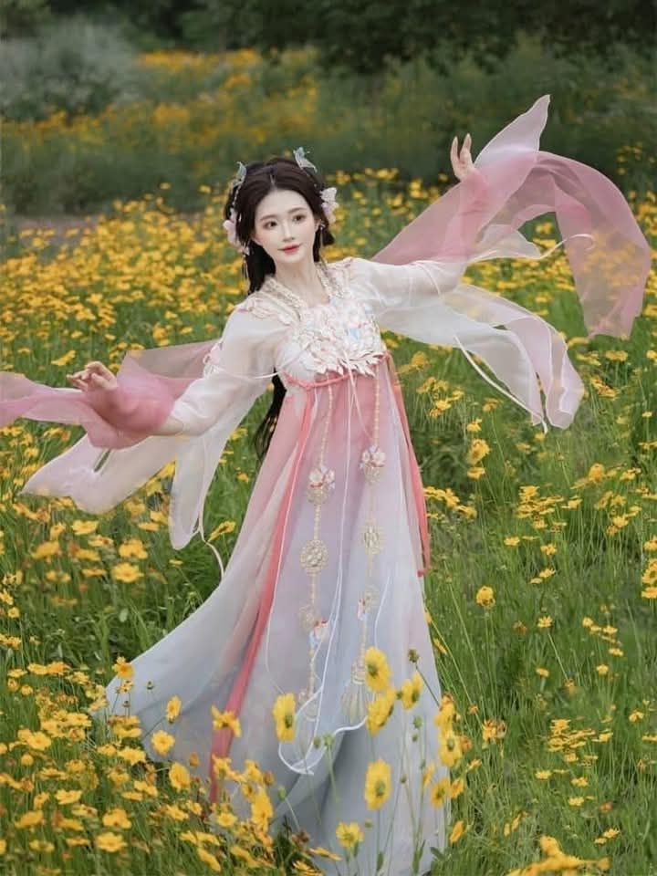 The Charm of Cheongsam and Soft-Soled Shoes The Charm of Cheongsam and Soft-Soled Shoes