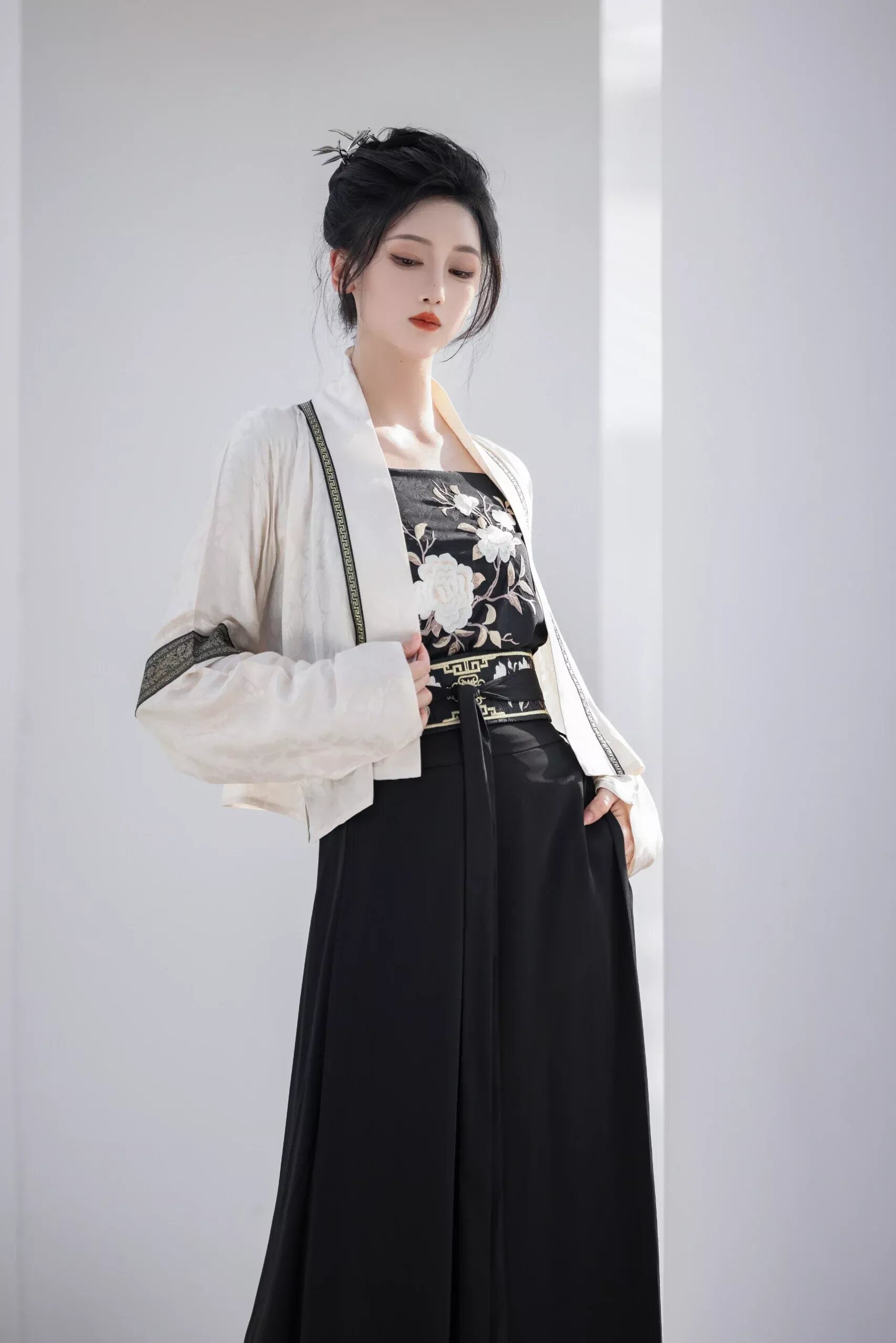 Embracing Tradition:The Qipao Womens Cheongsam with Shawl Embracing Tradition:The Qipao Womens Cheongsam with Shawl