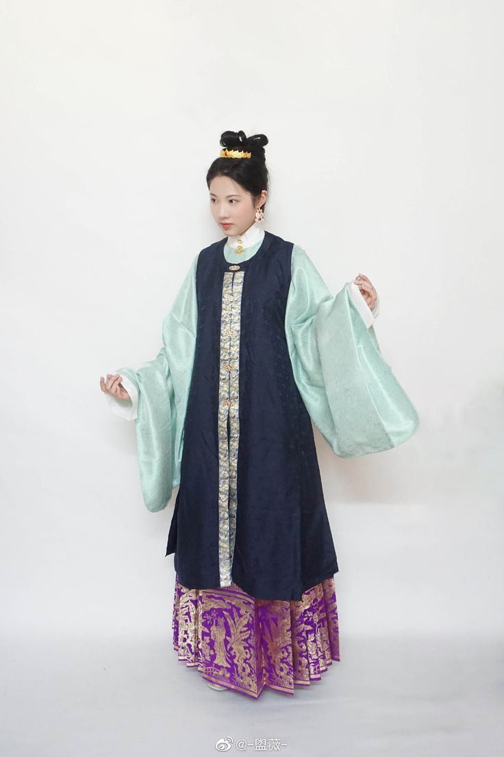 Erosion of the Soul:The Story of Siting in the Cheongsam of Erosion Erosion of the Soul:The Story of Siting in the Cheongsam of Erosion