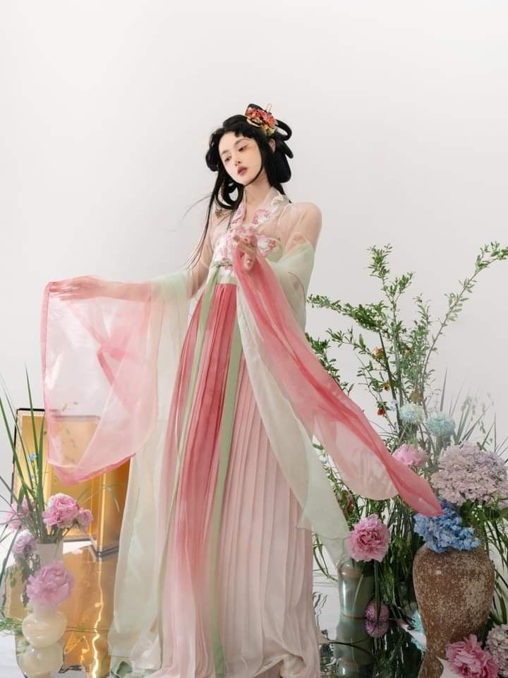 The Youthful Beauty in a Long-sleeved Cheongsam The Youthful Beauty in a Long-sleeved Cheongsam