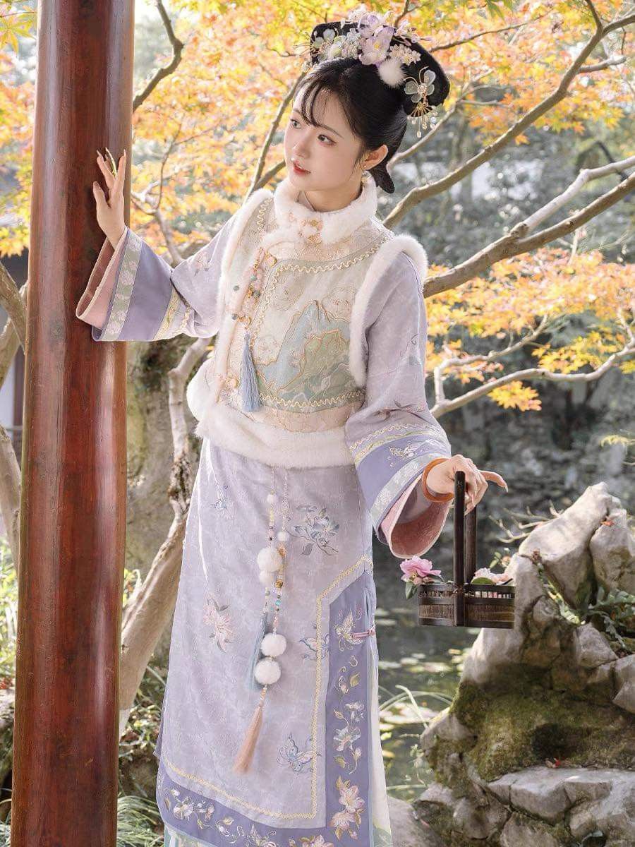 The Enchanting Art of Qipao Dance with Paper Fan Foldings The Enchanting Art of Qipao Dance with Paper Fan Foldings