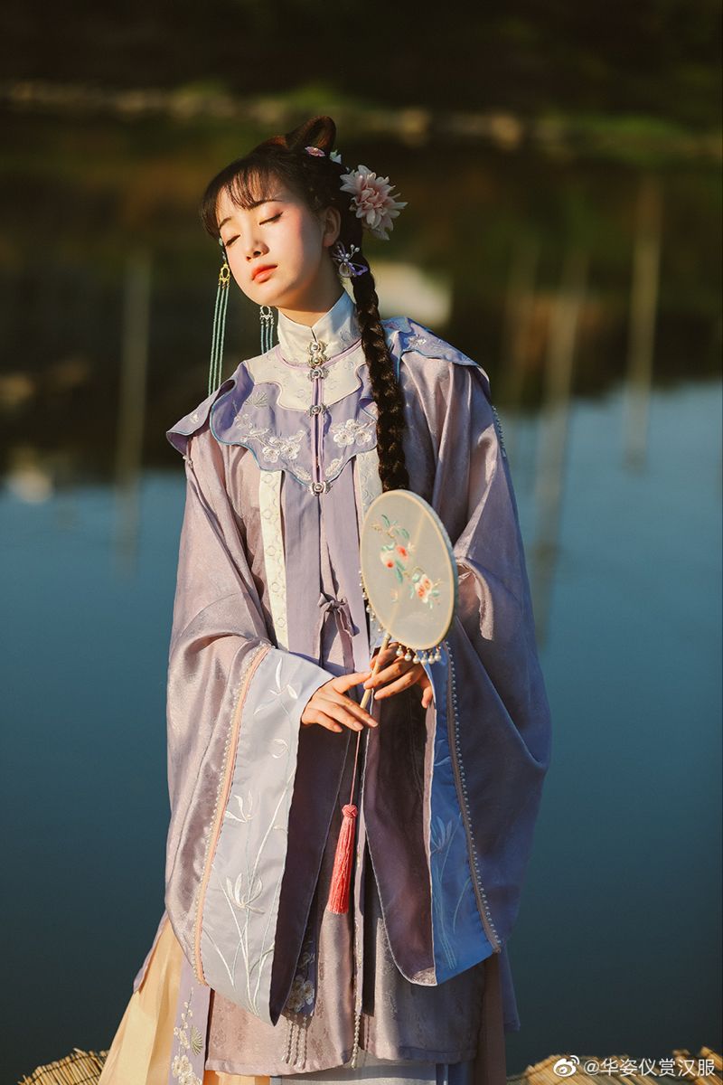 Diaochans Foreign Dance in Traditional Chinese Hanfu:A Cultural Fusion Diaochans Foreign Dance in Traditional Chinese Hanfu:A Cultural Fusion