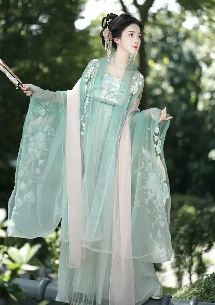 Reinventing the Cheongsam:A Modern,Elegant,and Upscale Version with Sleeve Enhancements Reinventing the Cheongsam:A Modern,Elegant,and Upscale Version with Sleeve Enhancements
