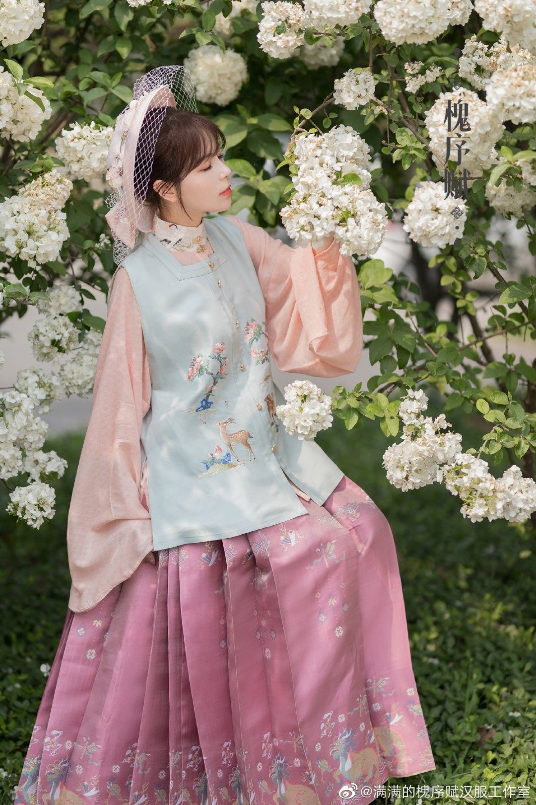 Embracing Modernity in Traditional Style:The Evolution of Modern Chinese Cheongsam Embracing Modernity in Traditional Style:The Evolution of Modern Chinese Cheongsam