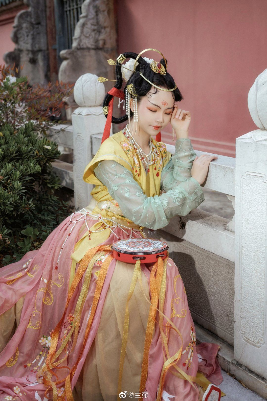 Embracing Modernity in Traditional Splendor:The Evolution of Kexiu Tapestry Cheongsam Embracing Modernity in Traditional Splendor:The Evolution of Kexiu Tapestry Cheongsam