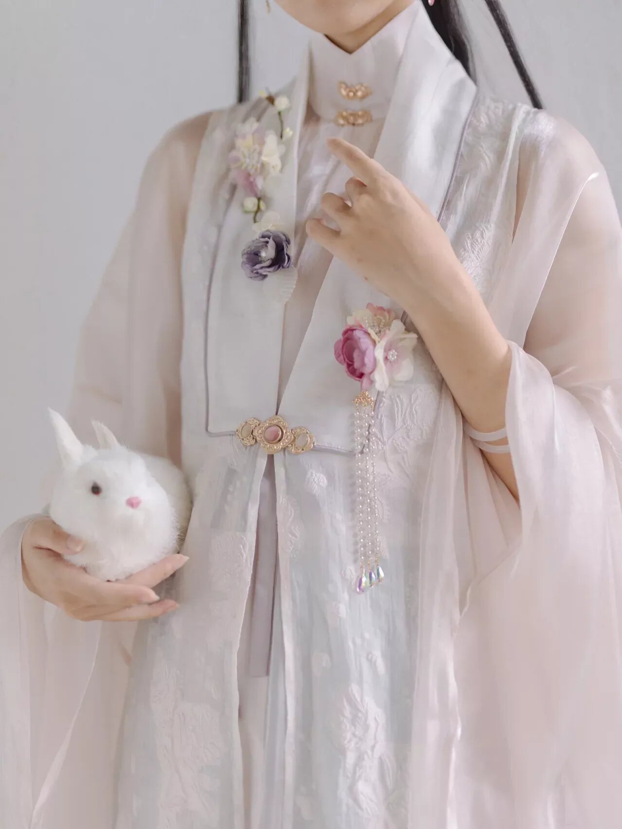 Dance of the Parasoil and Cheongsam:The Blend of Tradition and Modernity Dance of the Parasoil and Cheongsam:The Blend of Tradition and Modernity