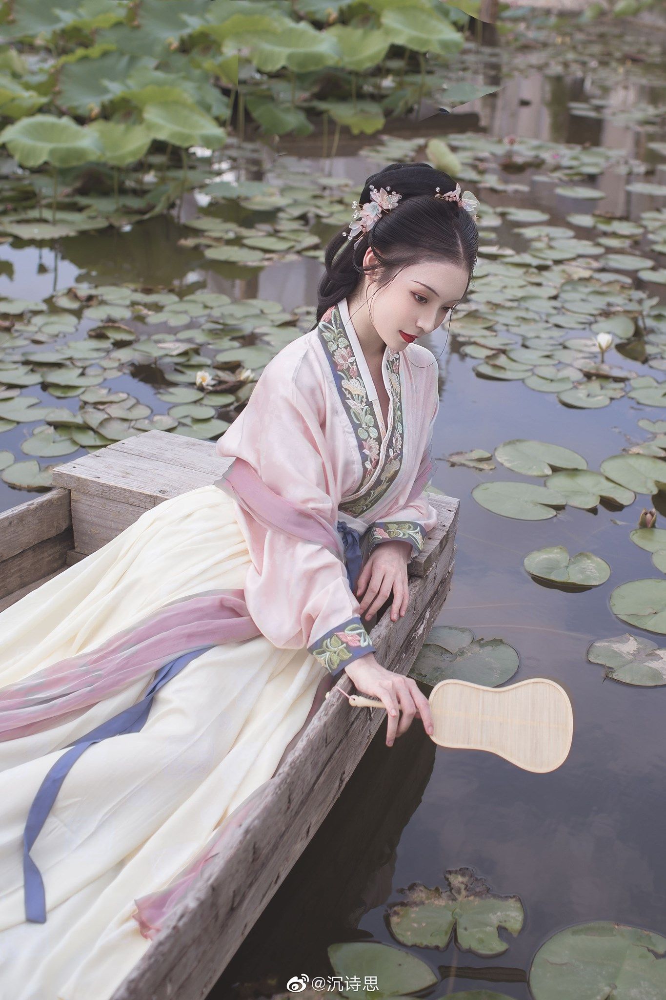 Velvet Cheongsam:Modernizing Traditional Chinese Style Velvet Cheongsam:Modernizing Traditional Chinese Style