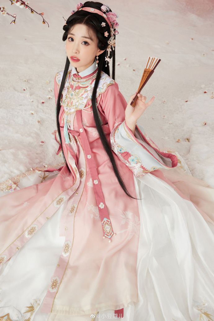 The Rise of Hanfu Fashion in Caoxian County:Embracing the Large-Size Market The Rise of Hanfu Fashion in Caoxian County:Embracing the Large-Size Market