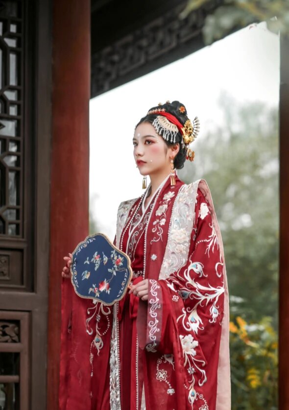 The Enigma of Lin Daiyu:A Girl Child in Hanfu as the Incarnation of the Past The Enigma of Lin Daiyu:A Girl Child in Hanfu as the Incarnation of the Past