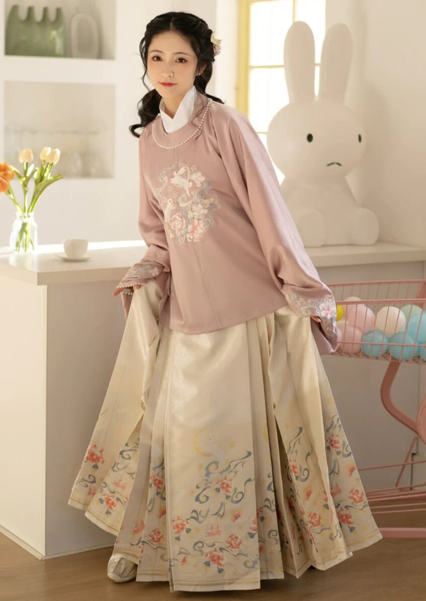 Embracing the Summer in a Stylish Cheongsam Blouse for Women Embracing the Summer in a Stylish Cheongsam Blouse for Women