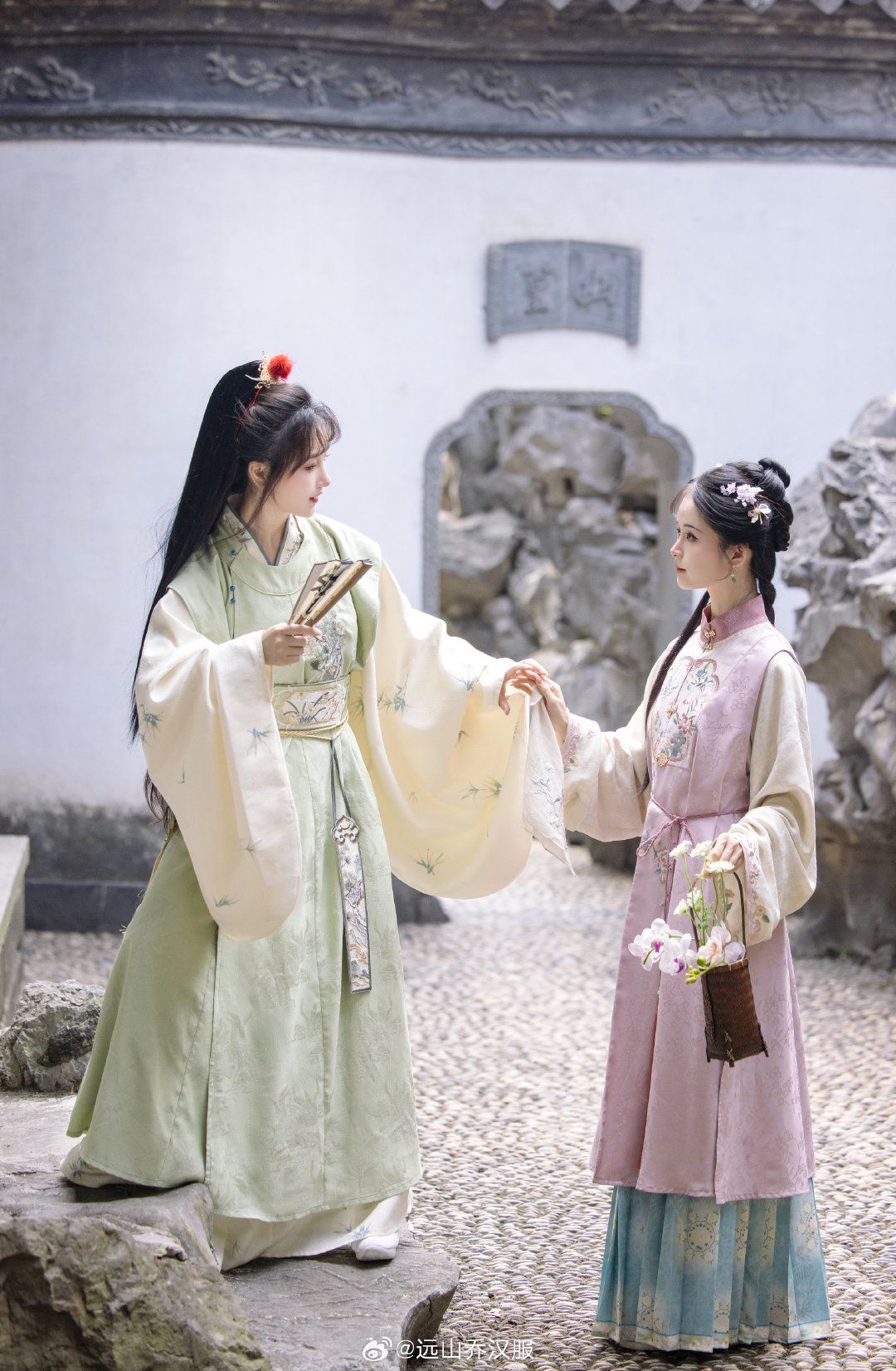 Elegant Waist-Length Hanfu Dress for Summer:A Guide to Styling and Fashion for Women Elegant Waist-Length Hanfu Dress for Summer:A Guide to Styling and Fashion for Women