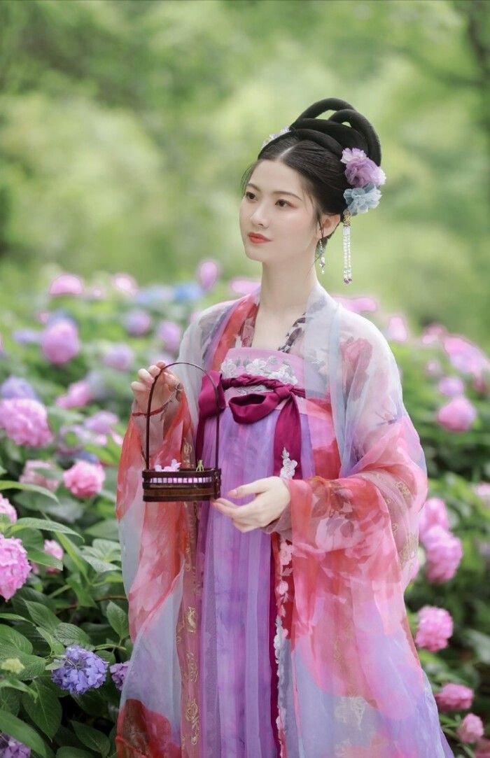 The Long and Elegant Silk Cheongsam:A Traditional Chinese Beauty The Long and Elegant Silk Cheongsam:A Traditional Chinese Beauty