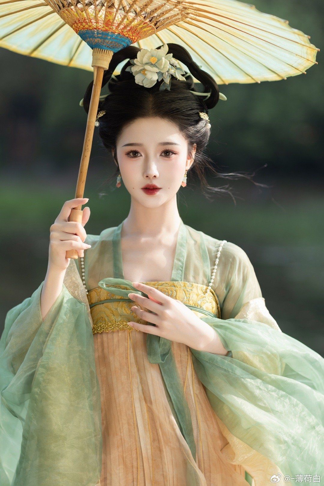 Enchanting Women in Traditional Tangzhuang and Hanfu:An Adults Guide to Supernatural Style Enchanting Women in Traditional Tangzhuang and Hanfu:An Adults Guide to Supernatural Style