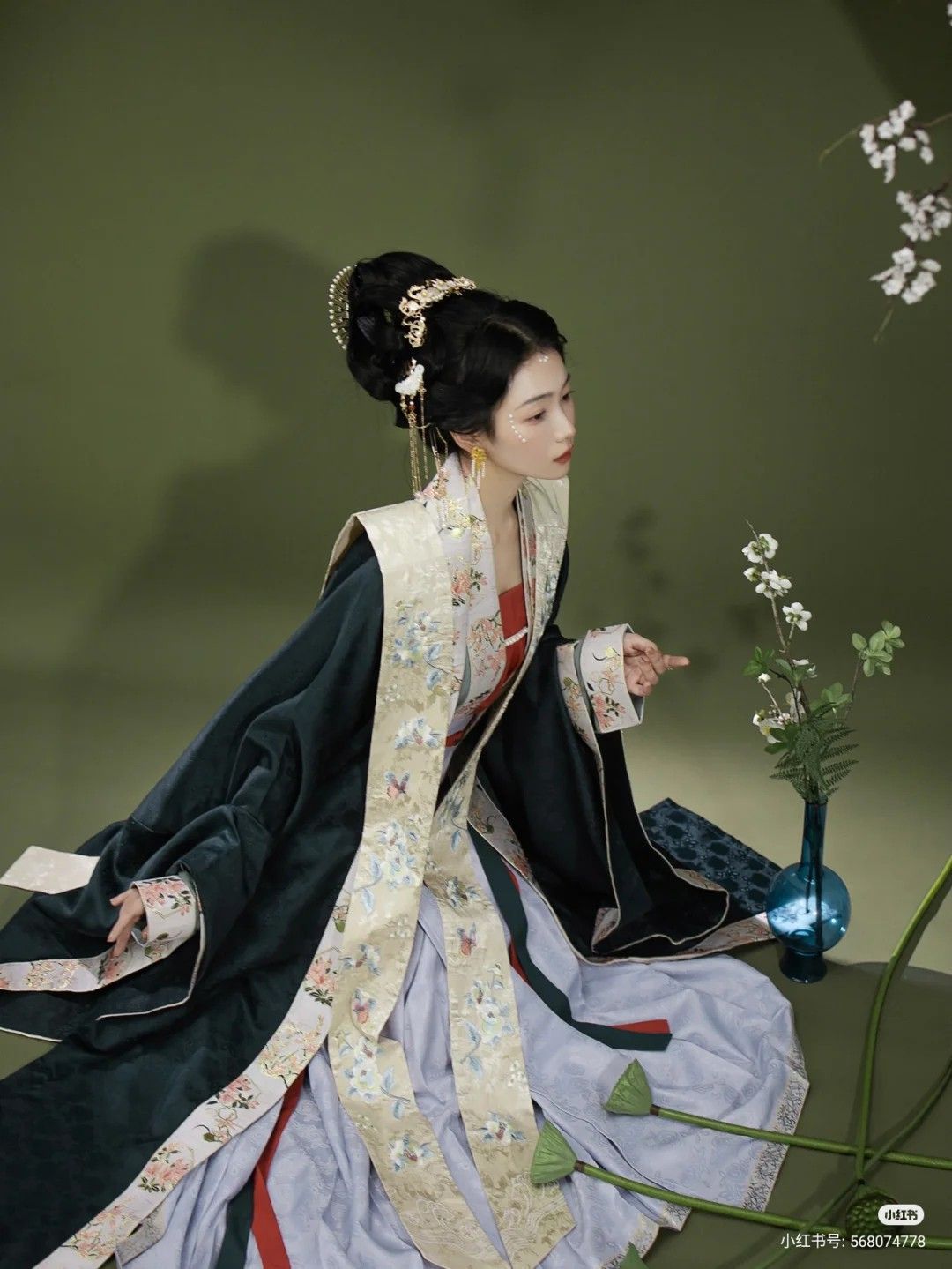 Embracing the Summer:The Anticipation of a Cheongsam-Clad Lady Embracing the Summer:The Anticipation of a Cheongsam-Clad Lady