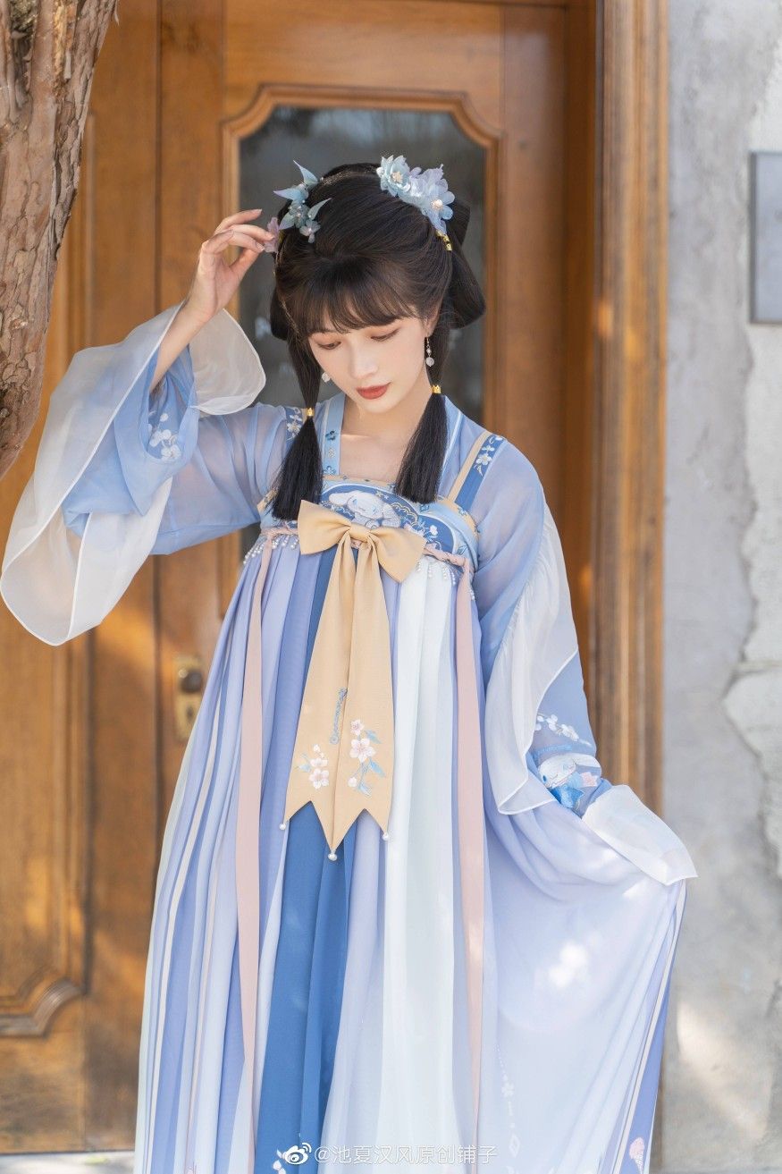 Graduation in a Red Tapestry:The Splendor of Hanfu Fashion Graduation in a Red Tapestry:The Splendor of Hanfu Fashion