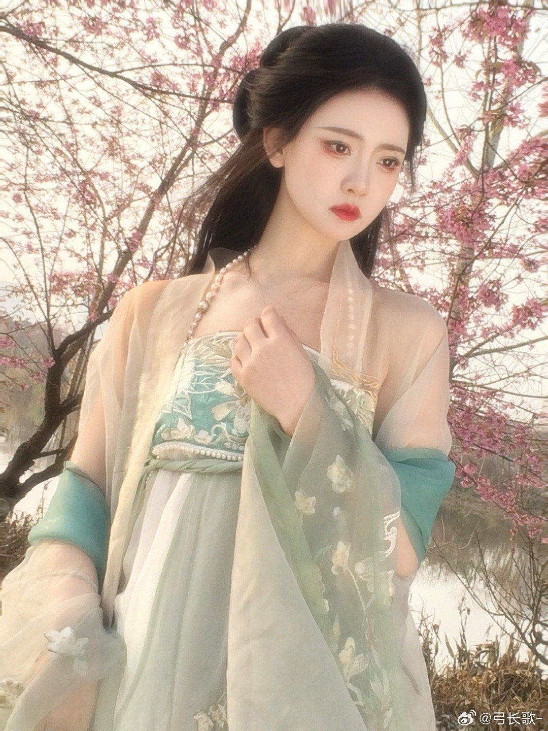 Elegant and Premium Qipao Xiangyun Silk:A Blend of Tradition and Modernity Elegant and Premium Qipao Xiangyun Silk:A Blend of Tradition and Modernity