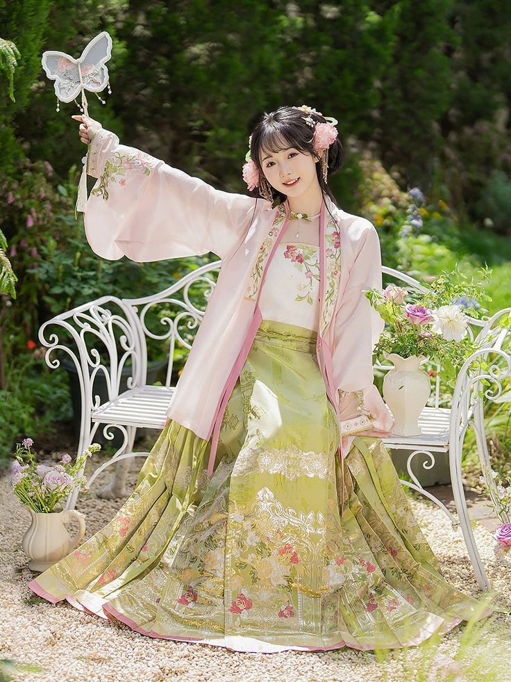 Cherry Blossom Hanfu Fashion:Embracing the Chest with the Beauty of Sakura Cherry Blossom Hanfu Fashion:Embracing the Chest with the Beauty of Sakura
