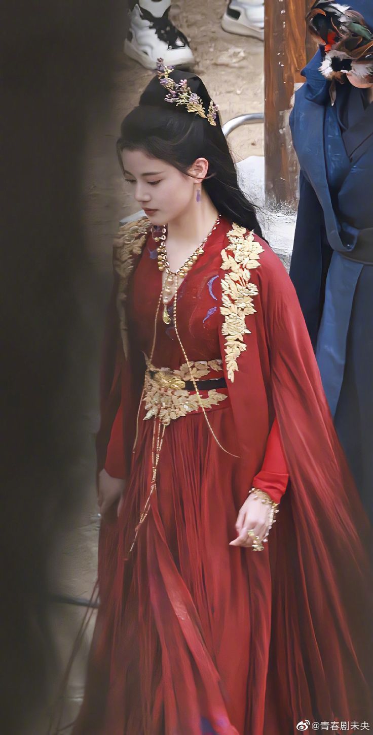 The Elegance of Golden Silk Cheongsam:Upgrading the Traditional with a Modern Touch The Elegance of Golden Silk Cheongsam:Upgrading the Traditional with a Modern Touch